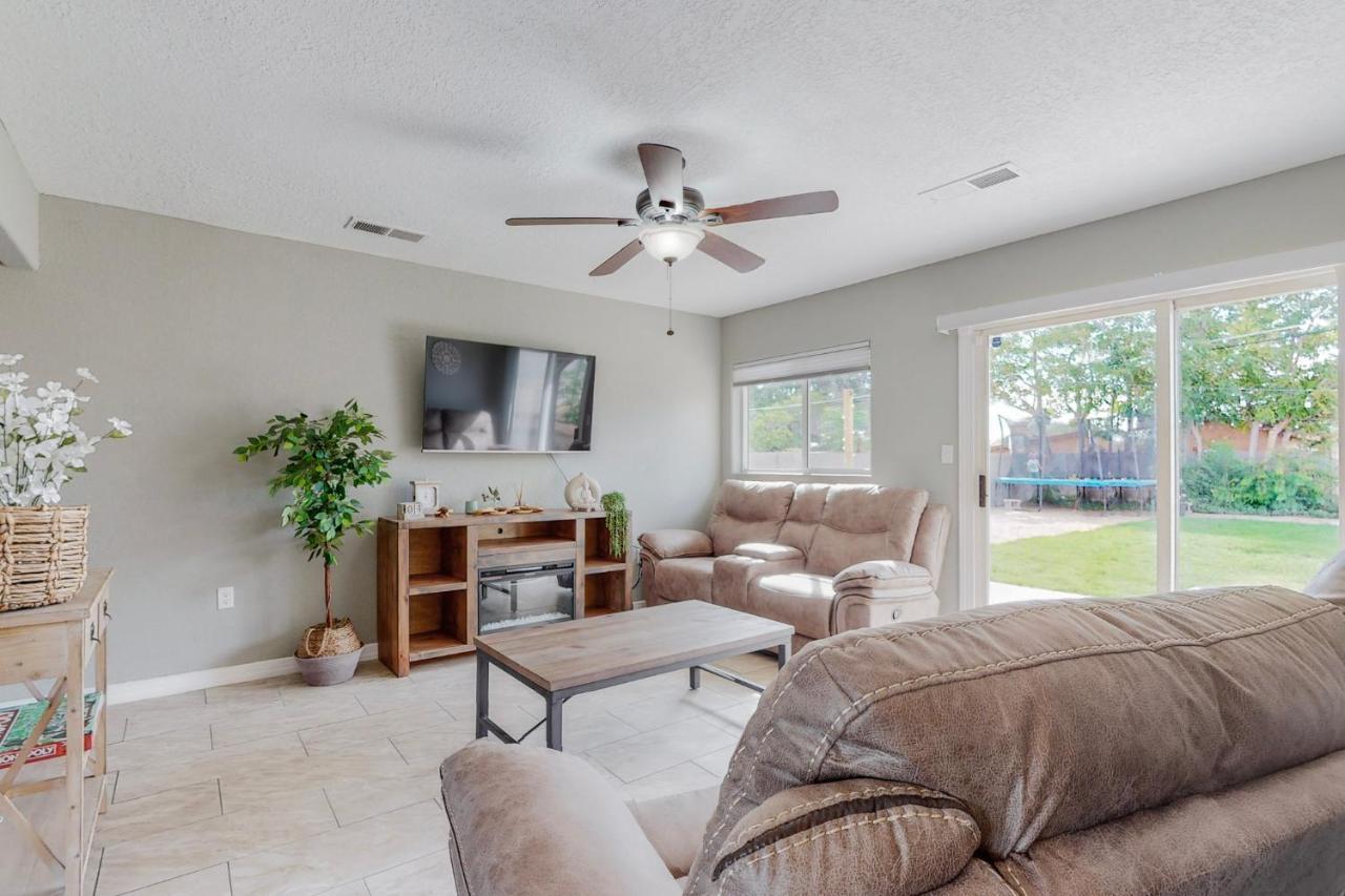Comfortable 3-bedroom With Spacious Backyard Albuquerque